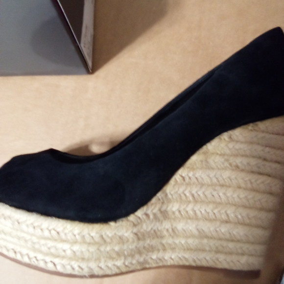 Vince Camuto - Picture 4 of 6